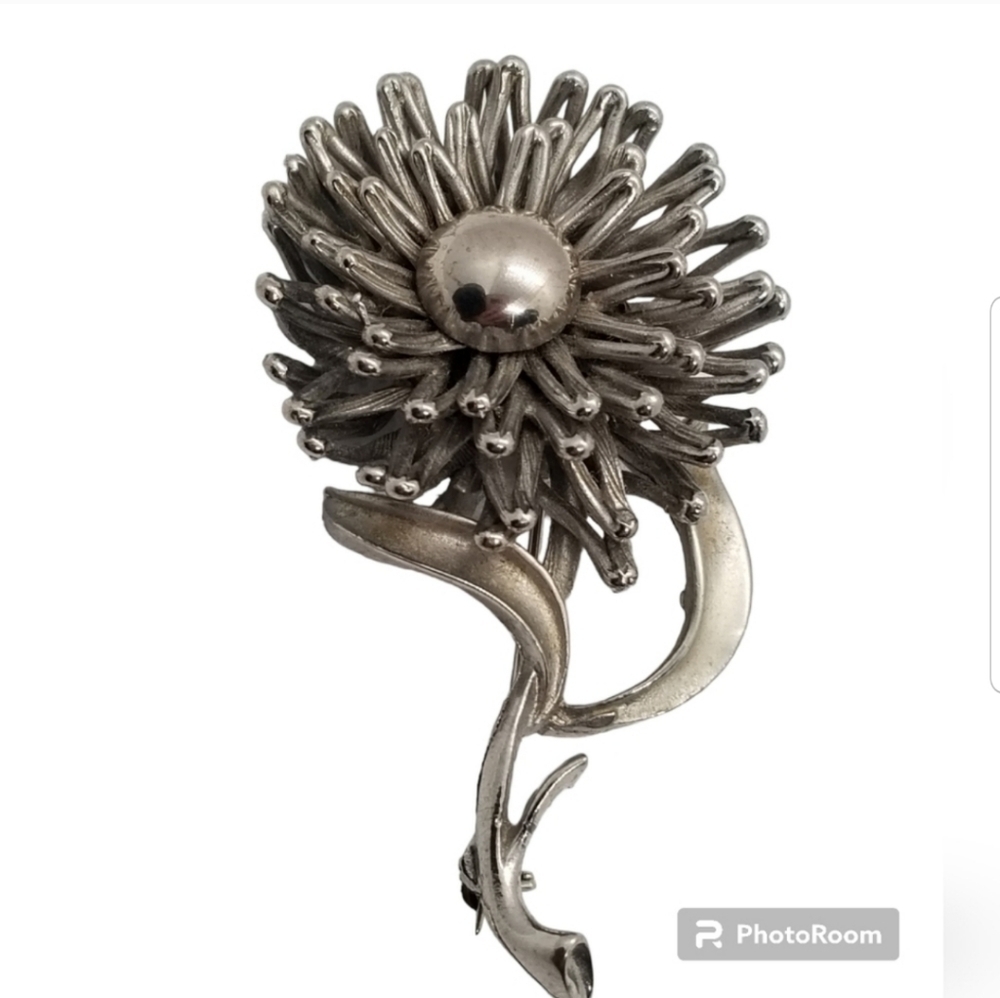 VINTAGE MID CENTURY MODERN LARGE SILVERTONED DAISY FLOWER BROOCH